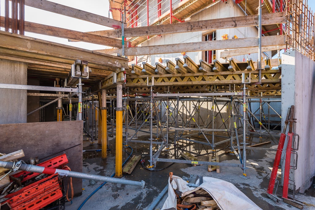 De PERI UP vloerondersteuning wordt gecombineerd met de MULTIPROP stempels.