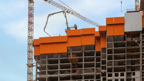 Панели ветрозащиты системы RCS-P надежно защищают периметр здания. При этом они устанавливаются отдельными модулями, которые перемещаются на следующий уровень независимо друг от друга.