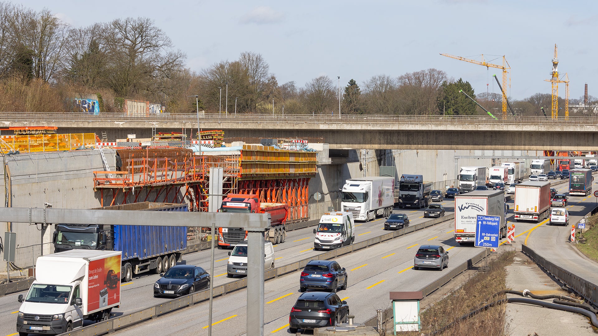 Um den Jahreswechsel 2029/2030 soll der Verkehr durch beide Tunnelröhren des „Altonaer Deckels“ geführt werden, sodass der A7 Autobahnverkehr für alle Anwohner lärmfrei unter Tage geführt werden kann.