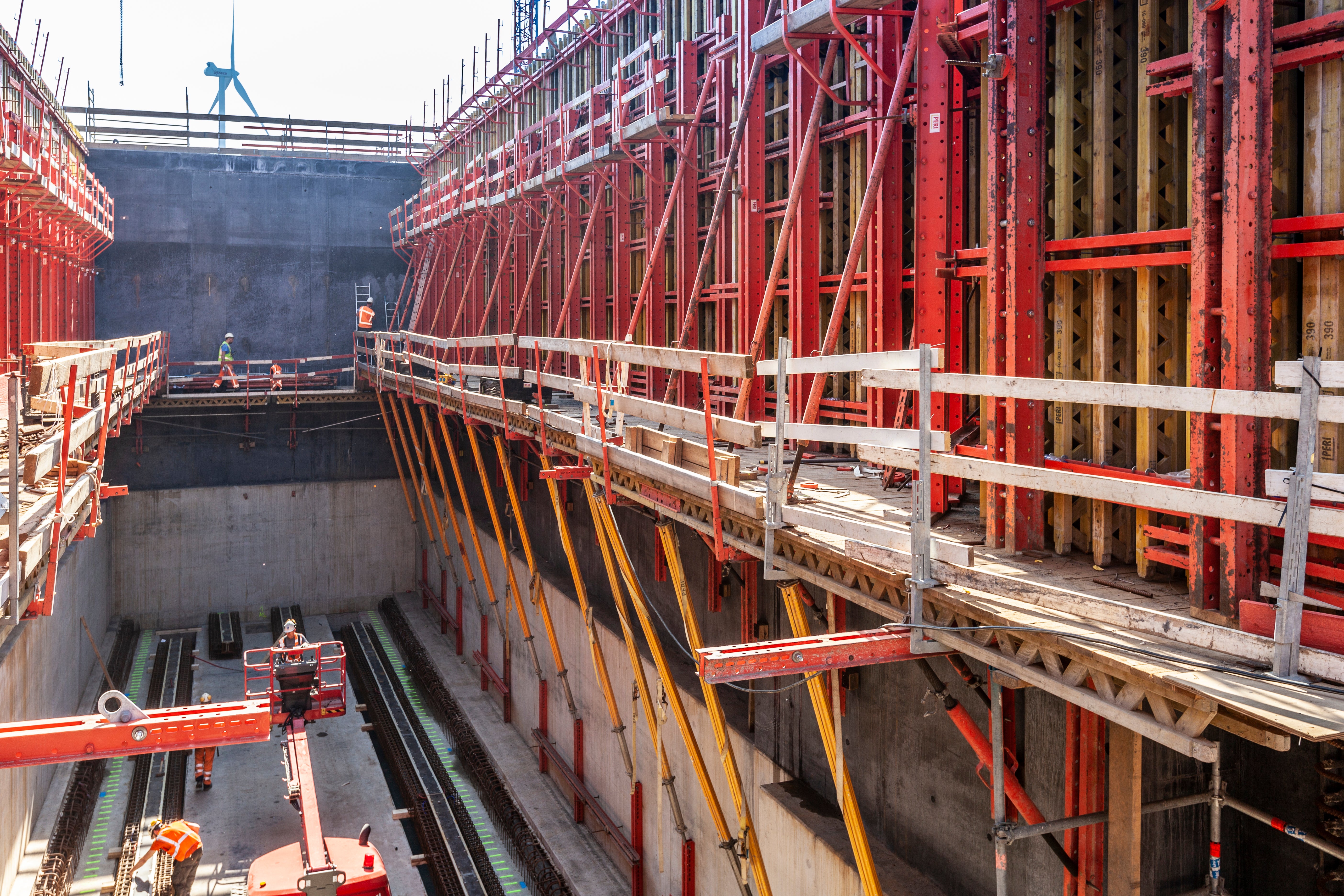 De sluiswanden zijn 13,70 meter hoog en worden in drie stortfases opgetrokken.