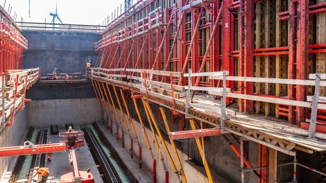 De sluiswanden zijn 13,70 meter hoog en worden in drie stortfases opgetrokken.