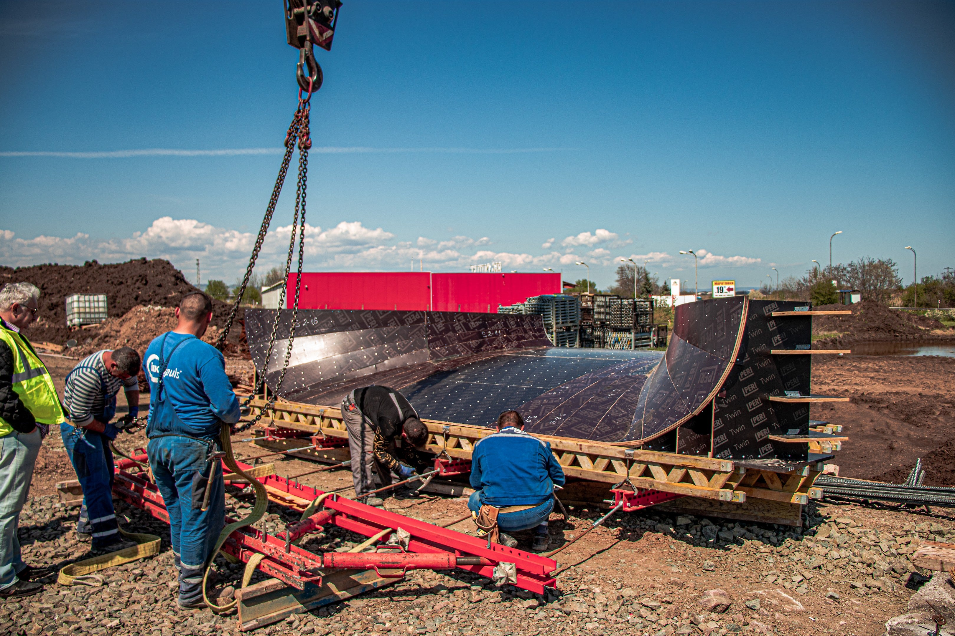 Захващане на кофражно платно за колона с такелаж