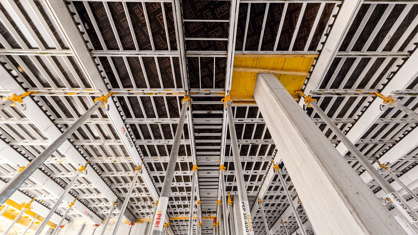 Mit dem SKYDECK Fallkopf kann bereits nach einem Tag ausgeschalt werden – je nach Deckenstärke und Betonfestigkeit.