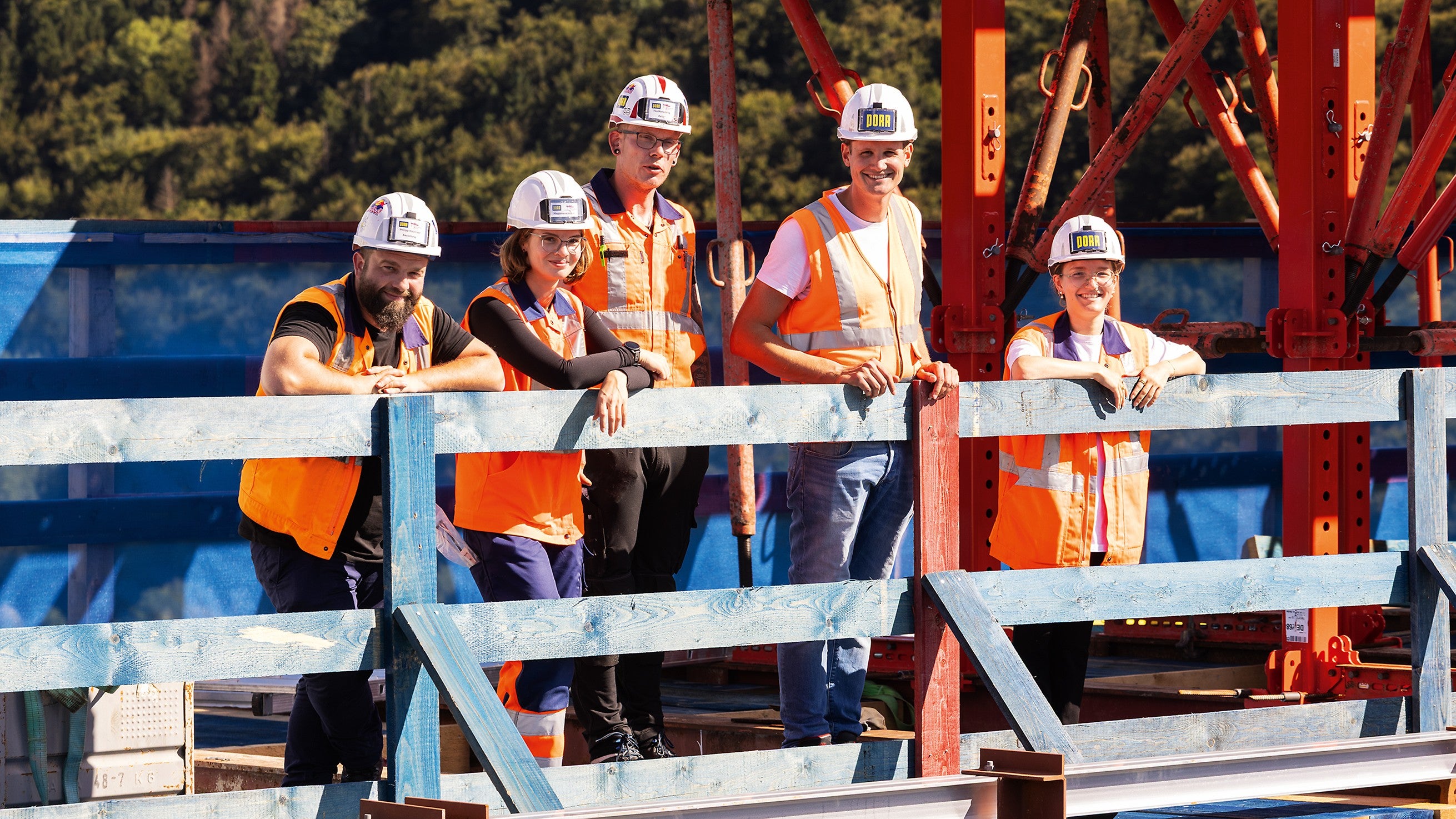 Partnerschaftlich zum Projekterfolg: Das Team der PORR setzt die komplexen Bauaufgaben der Neckarbrücke Horb gemeinsam mit PERI um. Die enge Abstimmung zwischen Baustelle, Planung und Engineering bildet dabei eine wichtige Grundlage für den zügigen Baufortschritt.