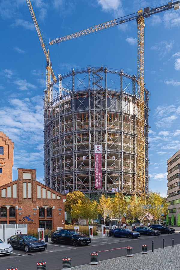 Der Rohbau wurde bereits zwei Monate früher als geplant fertiggestellt, was Rohbau und Ausbauarbeiten spürbar entzerrte.