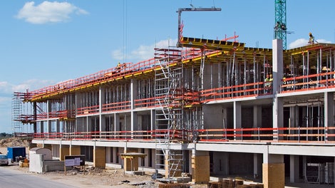 Durante os horários de pico, aprox. 8.000 m² de mesas de laje foram movidas para o próximo local de uso por semana. Com o garfo, unidades grandes podem ser movidas com rapidez e segurança.