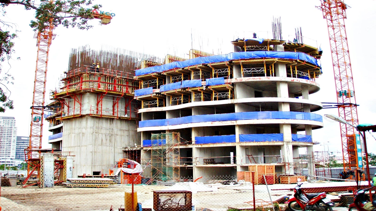 VARIO GT 24 Wall Formwork together with the CB Climbing System is used for the casting of lift core and stairs