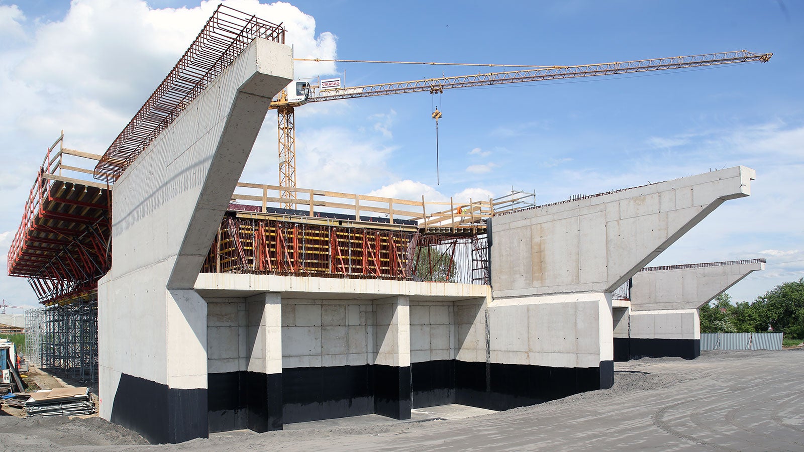 Wydajne formowanie estakad dojazdowych mostu MD7 systemem PERI VARIO opartym na wieżach ST 100