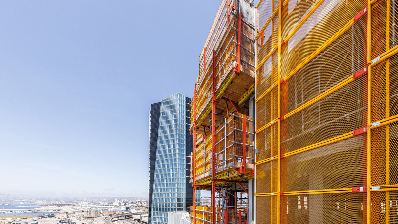 With our climbing protection walls, you can completely enclose fall edges of the upper floors of a high-rise building. This minimises fall hazards and protects the personnel from falling objects and strong winds at all times. Our climbing protection walls are available in different variants to ensure optimal protection depending on construction site requirements.