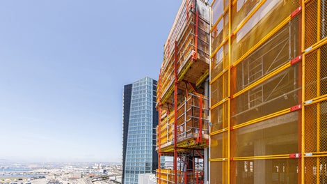With our climbing protection walls, you can completely enclose fall edges of the upper floors of a high-rise building. This minimises fall hazards and protects the personnel from falling objects and strong winds at all times. Our climbing protection walls are available in different variants to ensure optimal protection depending on construction site requirements.