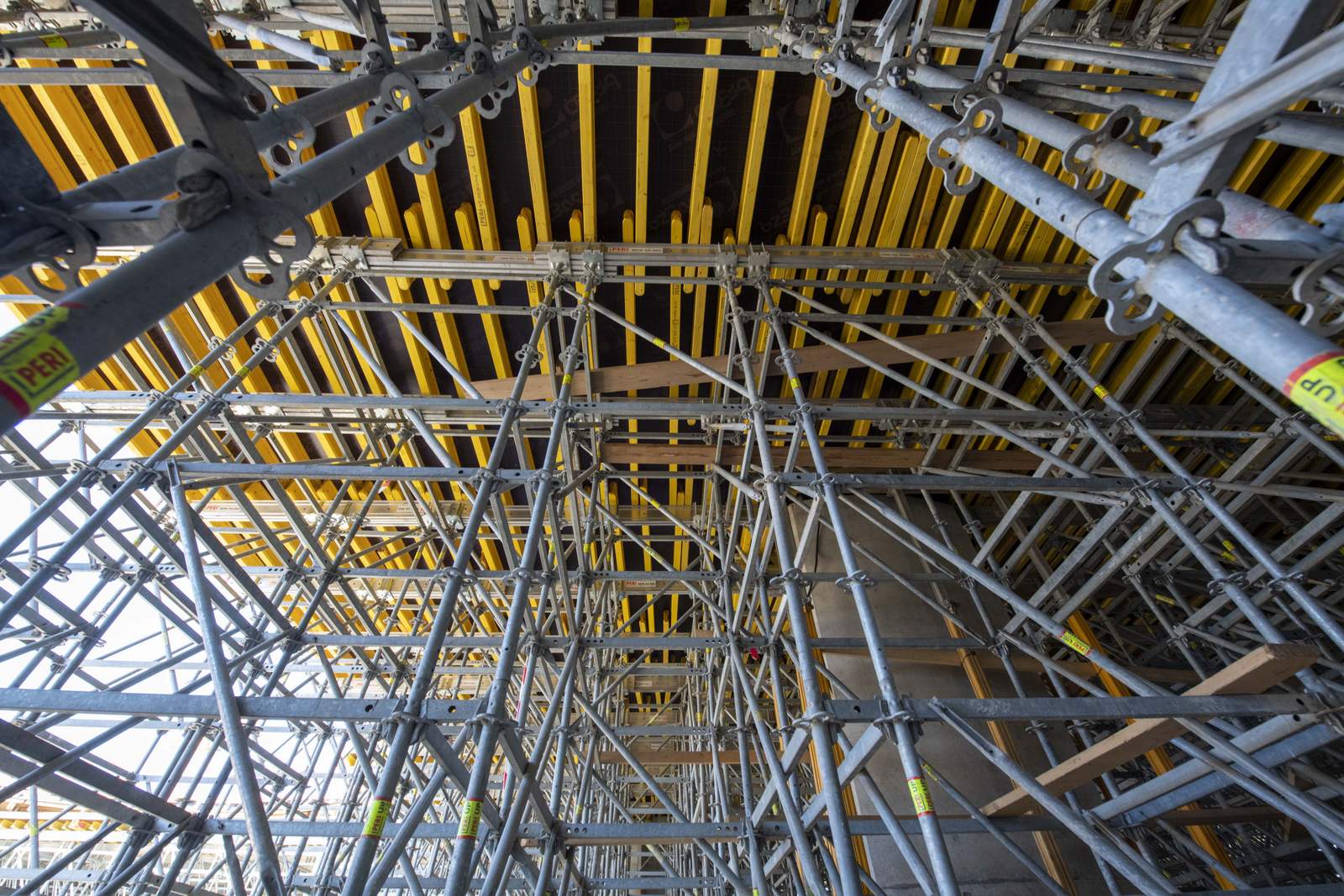 מבט על מערכת הטפסות המורכבת מקורות אלומיניום ראשיות וקורות עץ משניות<br/>