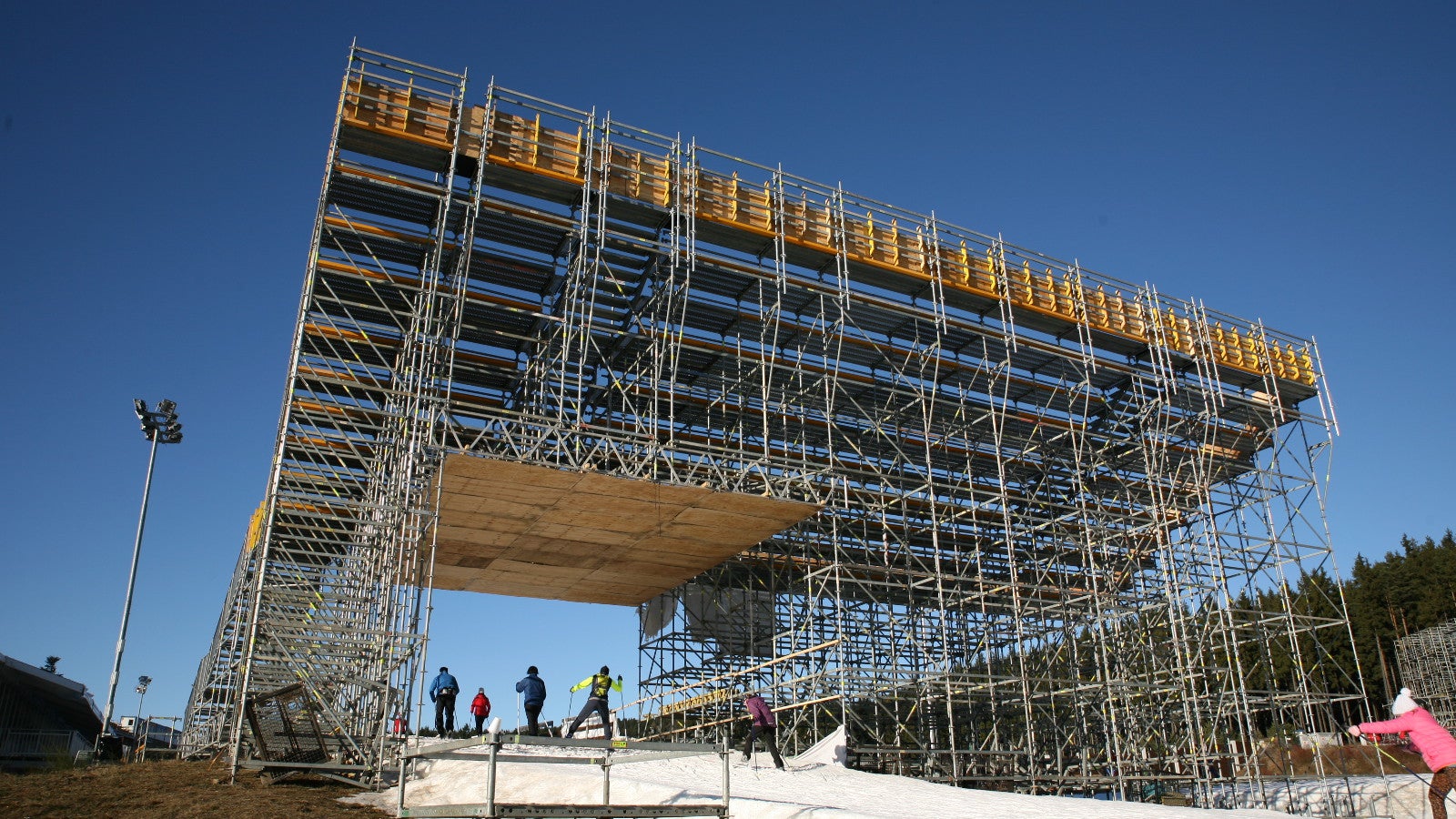 Tribuna u VIP stanu s průjezdem pro závodníky.