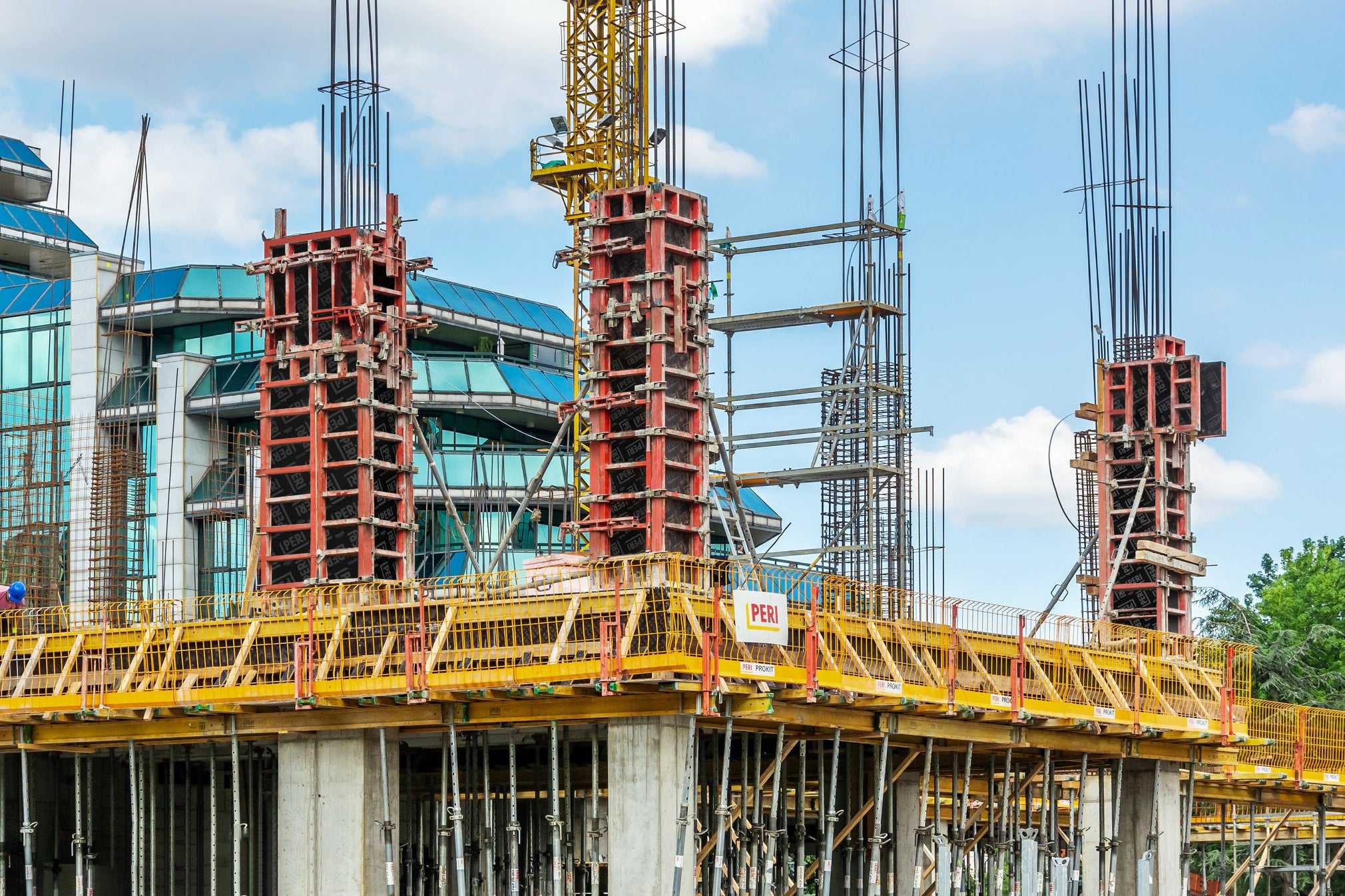 Brzo i jednostavno prilagođavanje visine i preseka uz korišćenje što manjeg broja sistemskih elemenata važan je kriterijum za višestruku primenljivost oplate stubova.