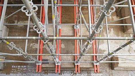 Для того чтобы обеспечить устойчивость, башню высотой 13 м установили на искусственное основание из ригелей SRU.