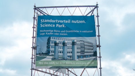 With the PERI UP basic elements, simple temporary scaffolding towers for construction and advertising signs in different sizes and heights can be created. 