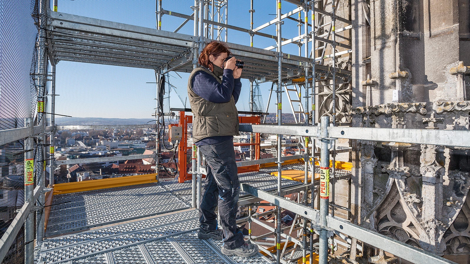 Das PERI UP Modulgerüst bietet optimale Anpassungsmöglichkeiten und dadurch sicheren Zugang für die Steinmetzarbeiten und die Bestandsaufnahme in großer Höhe.