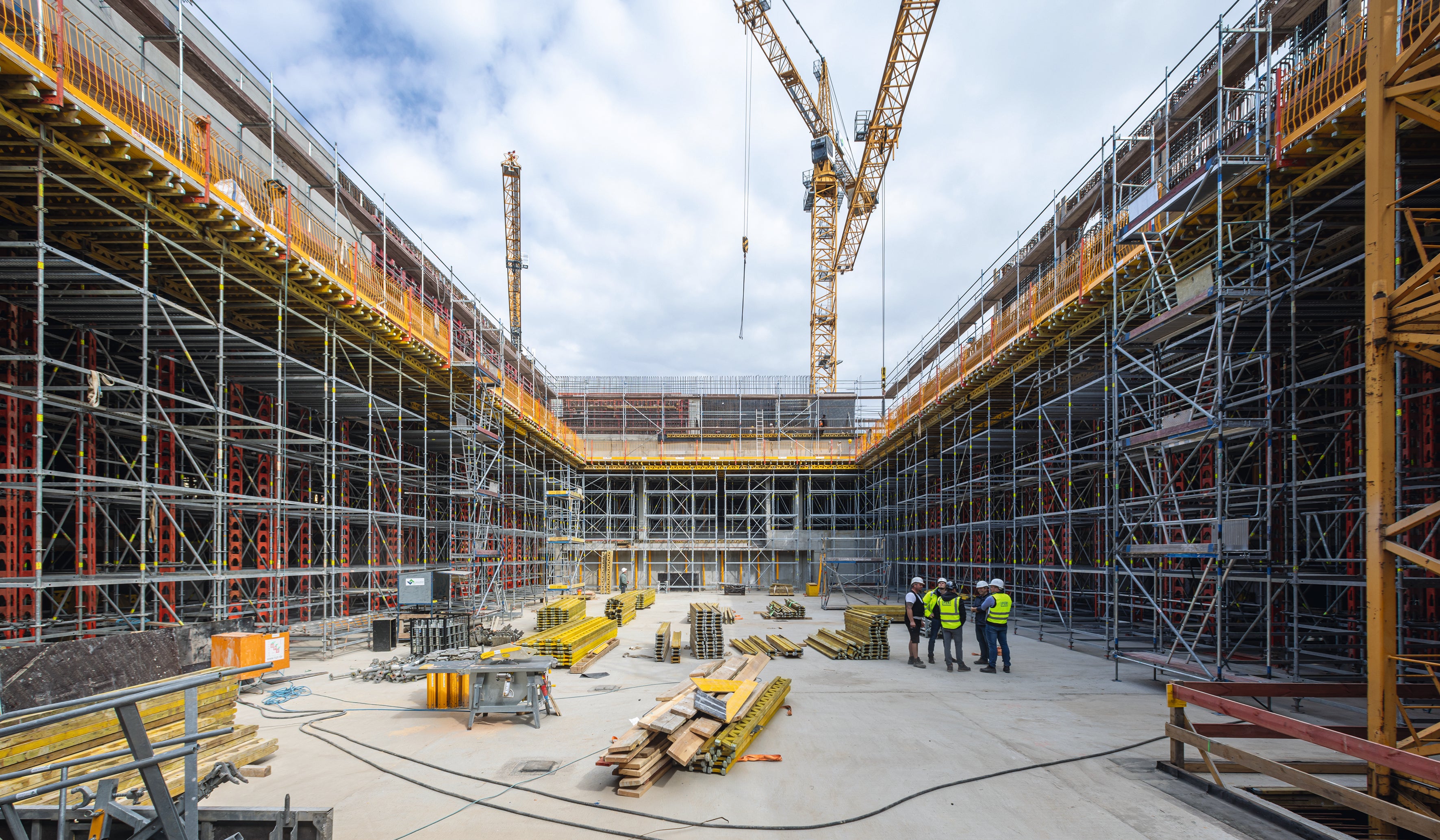 Die Bernauer Bauunternehmung Mark-A. Krüger GmbH benötigte für den Rohbau des 78 m langen und 55 m breiten Bauwerks mit seiner komplexen Dachkonstruktion nur 9 Monate Bauzeit.