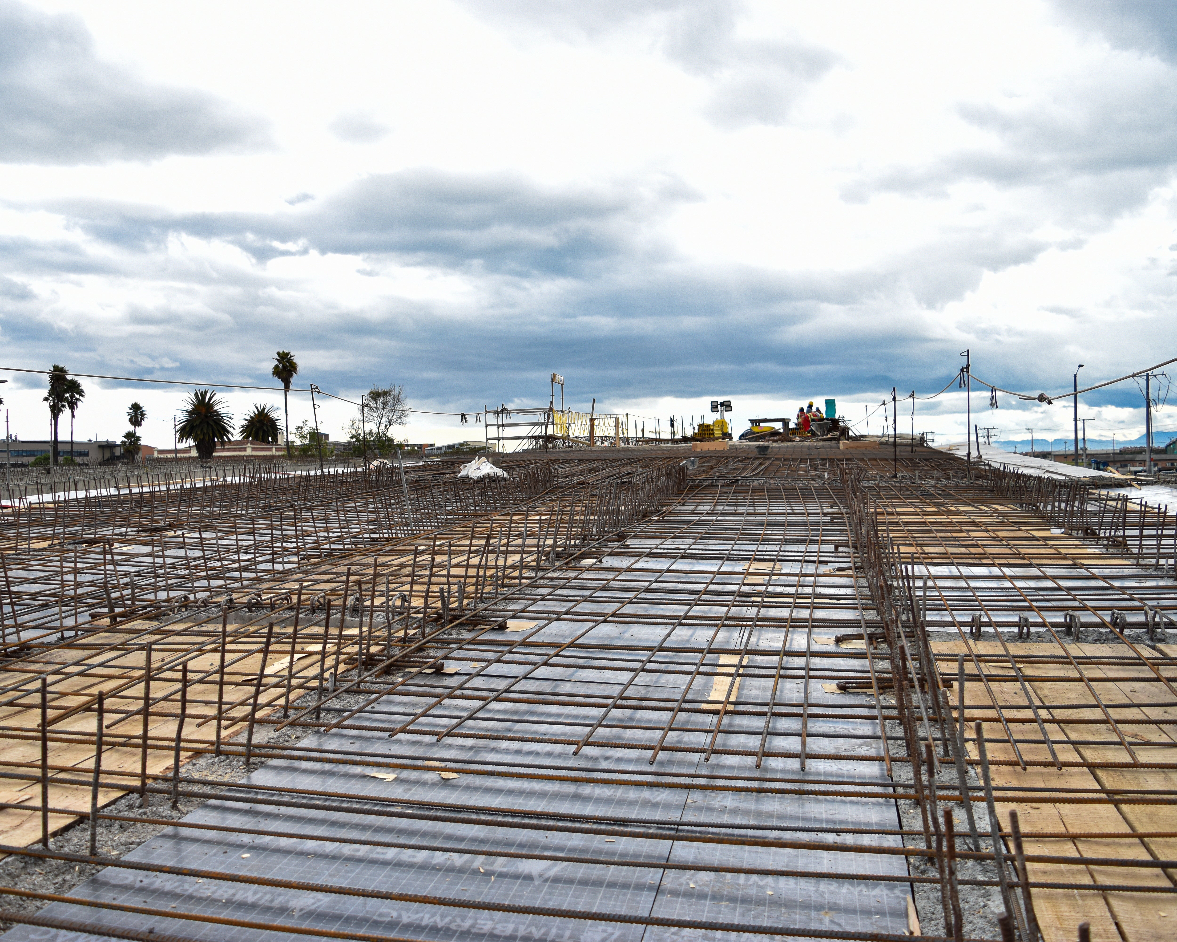 Sistema de encofrado de losas MULTIFLEX para los vanos de tablero entre vigas.