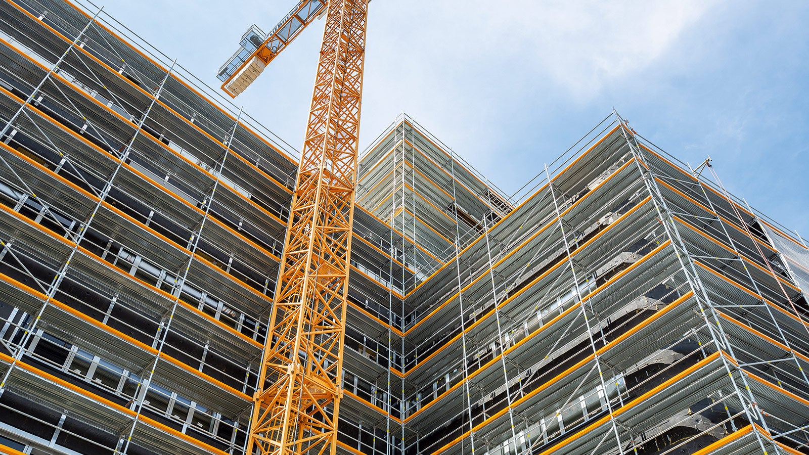 The circumferential work and safety scaffold based on the PERI UP Easy facade scaffolding system formed an essential foundation for project completion within the planned budget and time frame - without any work-related accidents.