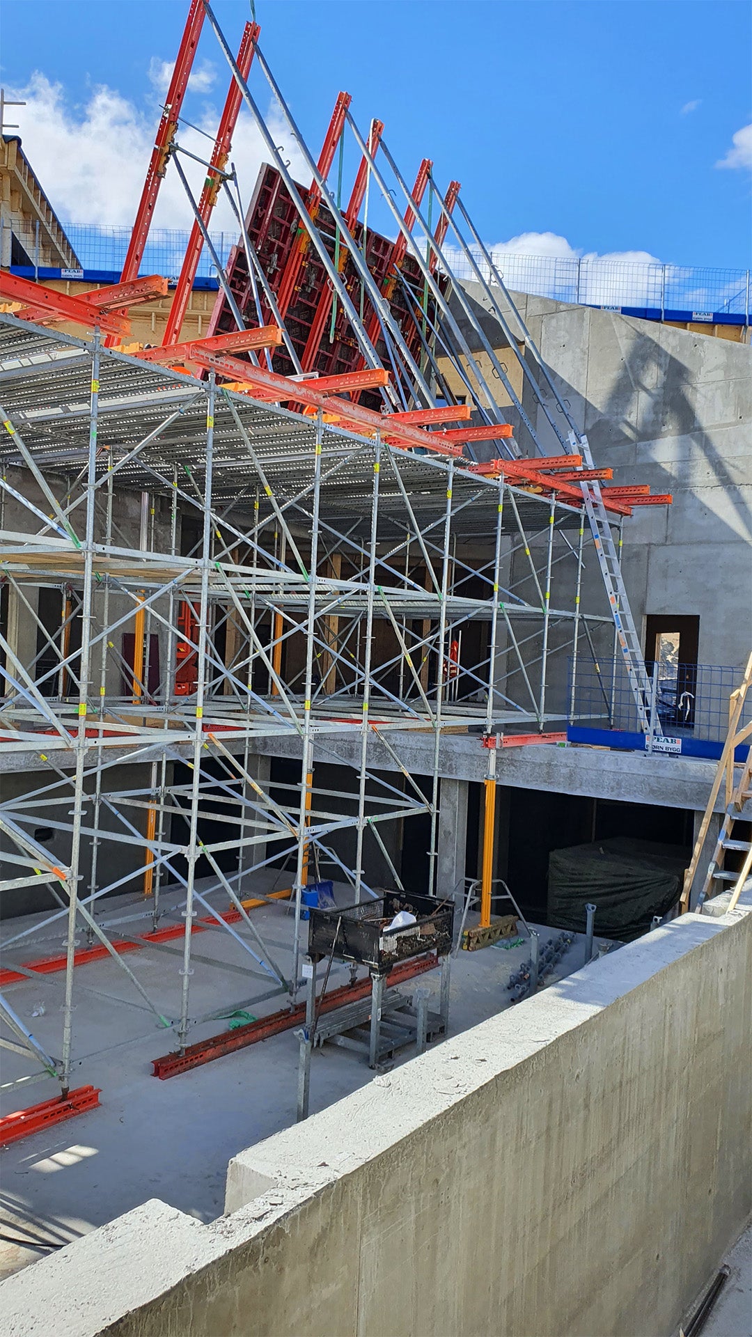 PERI UP reisstillas med RS210 / RS450 / RS650 forbundet med SRU stålbjelker