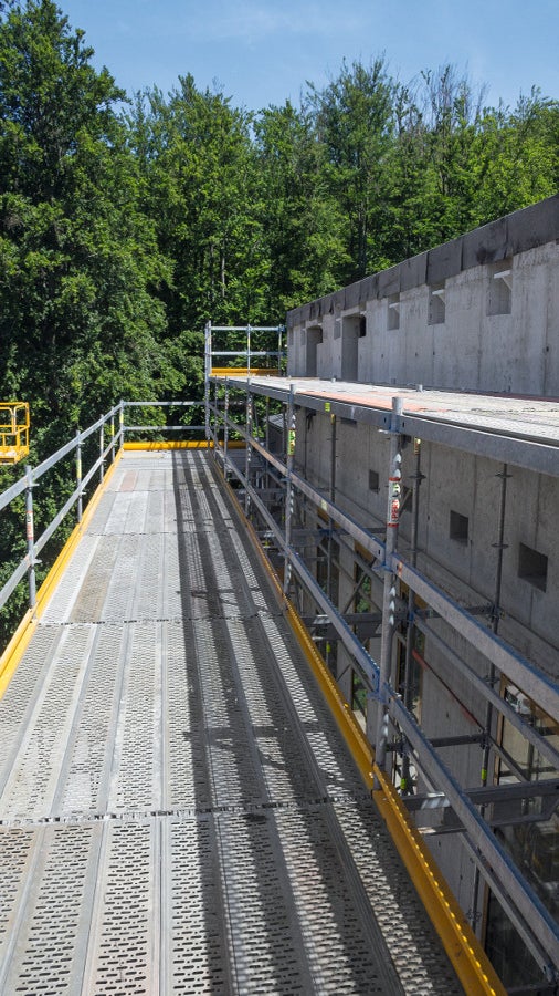 Lešení pro montáž botek na uložení střešních vazníků atria.