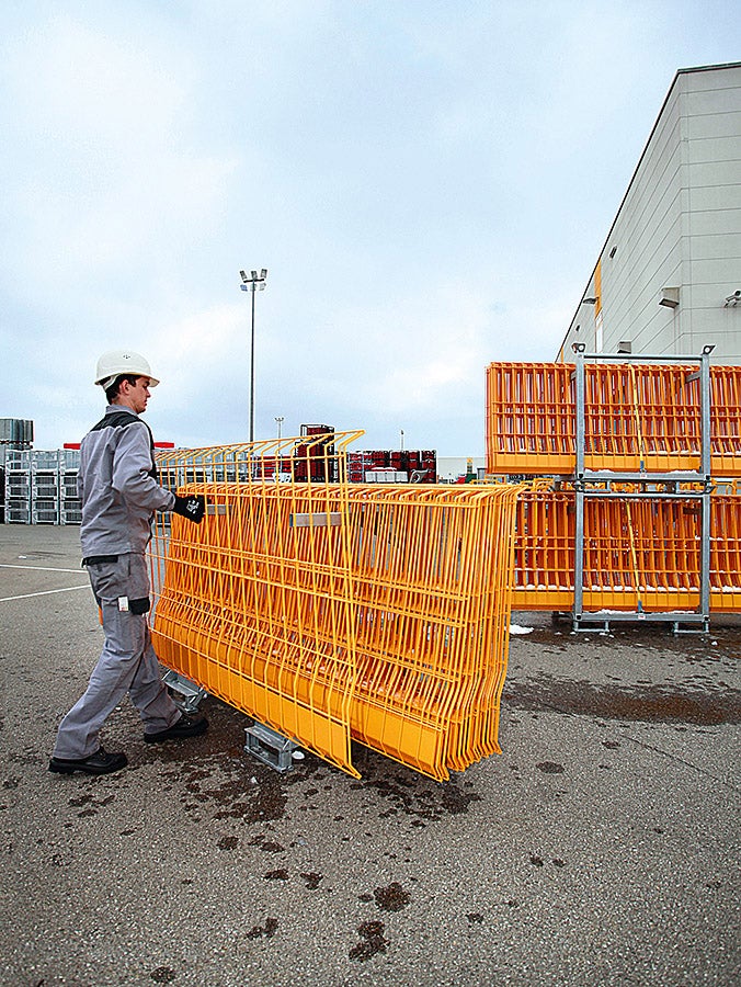 The Pallet EP 110 for transporting the side mesh barriers features a removable frame and provides space for 25 barriers. It allows safe and space-optimized transport, and is stackable.
