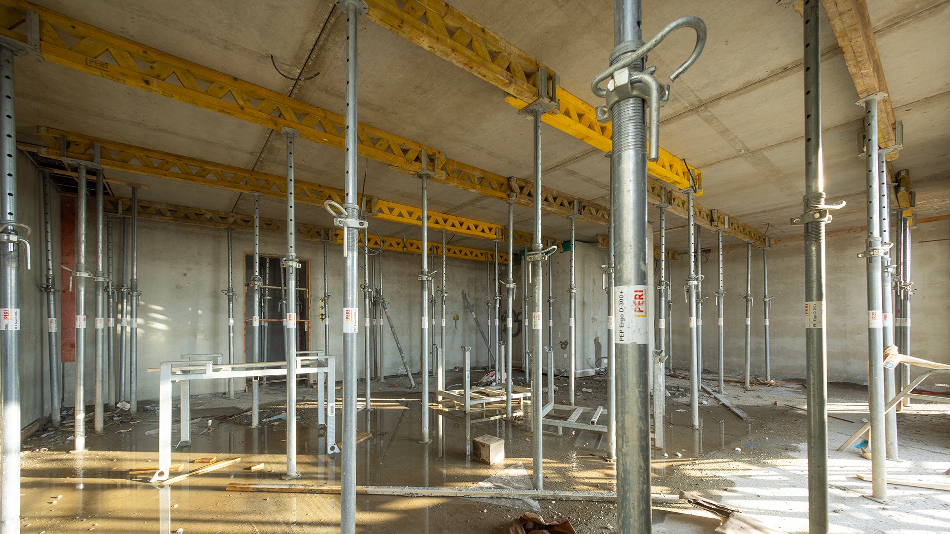 Die MULTIFLEX Träger-Deckenschalung mit GT 24 Gitterträgern und PEP Ergo Deckenstützen dient zum Schalen der Geschossdecken.