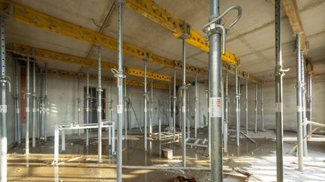 Die MULTIFLEX Träger-Deckenschalung mit GT 24 Gitterträgern und PEP Ergo Deckenstützen dient zum Schalen der Geschossdecken.