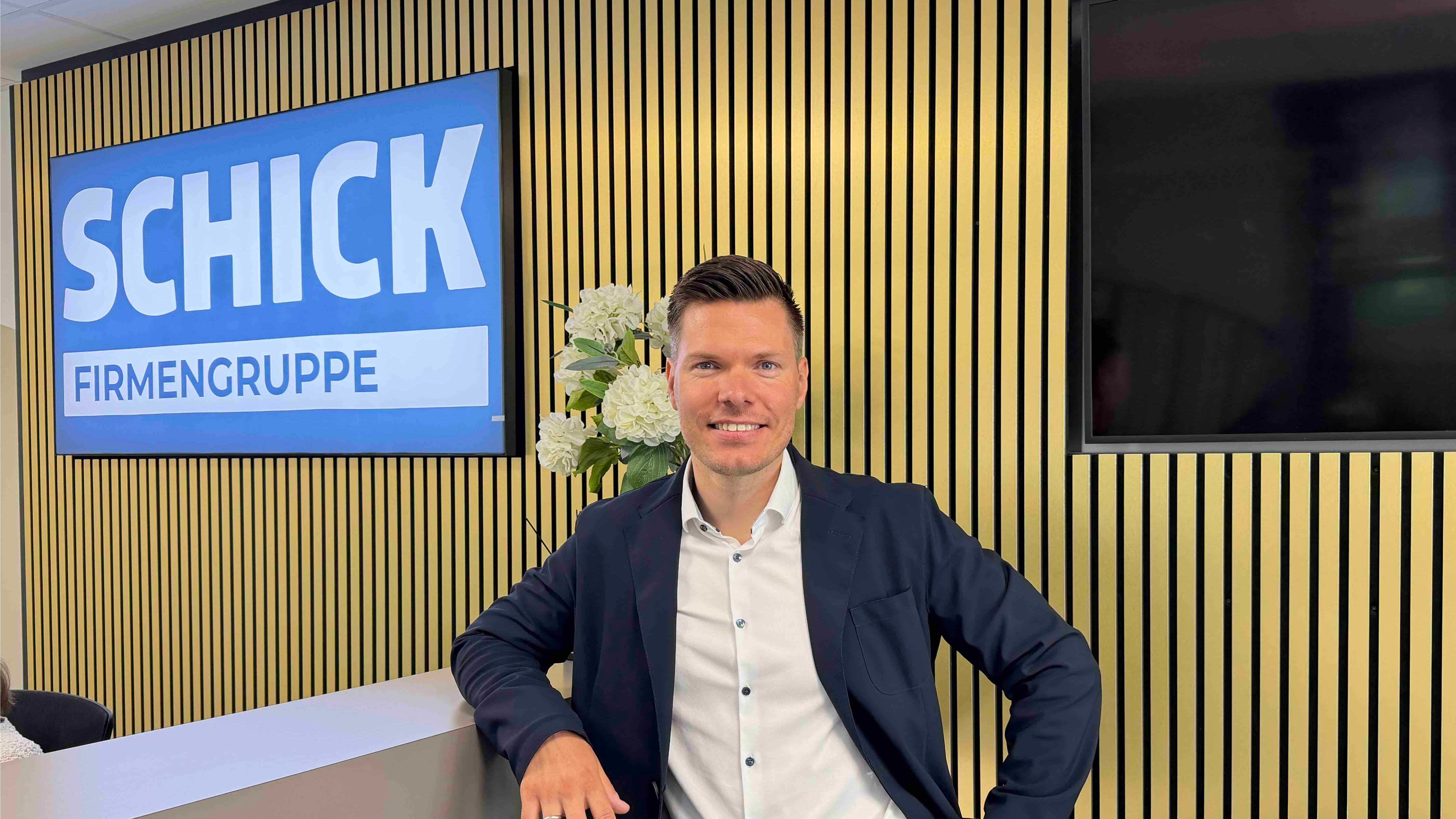 Unsere Vision ist, dass Schick auch in zehn Jahren ein gesund finanziertes, eigenständiges und familiengeführtes Unternehmen ist, das die verschiedenen Bereiche rund ums Bauen intelligent miteinander verbindet. Entscheidend wird sein, Planung, Kalkulation, Einkauf, Baustelle und Verwaltung durchgängiger zu vernetzen. BIM, ERP und digitale Gebäudemodelle sind dabei kein Selbstzweck. Sie sollen Doppelarbeit vermeiden, Entscheidungen beschleunigen und unsere Time-to-Market verkürzen – also den Zeitraum von der Grundstücksidee bis zu einem vermarktungsfähigen Projekt. Gleichzeitig müssen wir unsere Mitarbeiter durch klare Prozesse und moderne Systeme entlasten. Eine weitere zentrale Aufgabe wird sein, nachhaltiges und förderfähiges Bauen bezahlbar zu halten. Wenn es uns gelingt, Produktivität, Digitalisierung und praktische Bauerfahrung zusammenzubringen, können wir organisch wachsen, ohne unsere Stabilität und unseren familiären Charakter zu verlieren.<br/><br/>