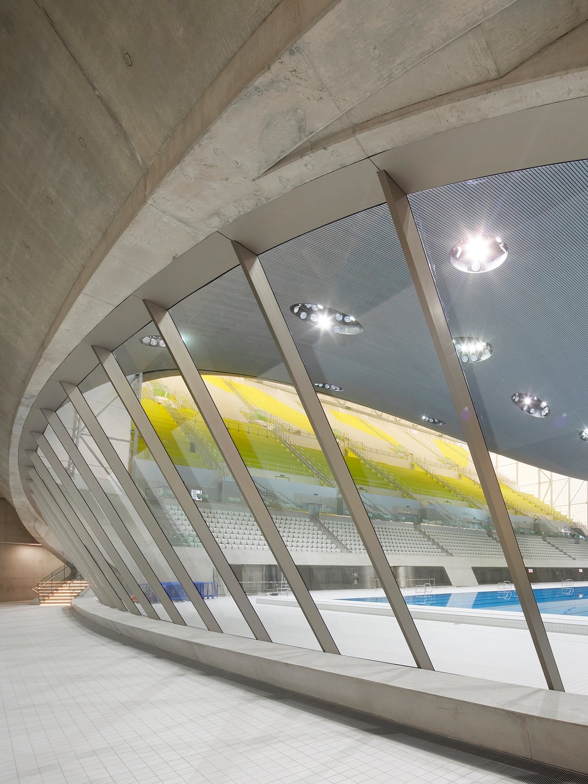 歓迎ゾーンのコンクリート打設には、ガラスを施工するために極めて高度な精度が要求されました。