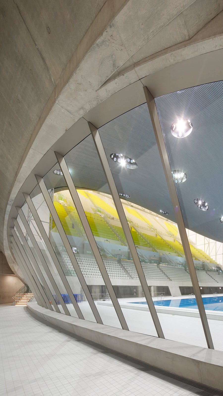 歓迎ゾーンのコンクリート打設には、ガラスを施工するために極めて高度な精度が要求されました。