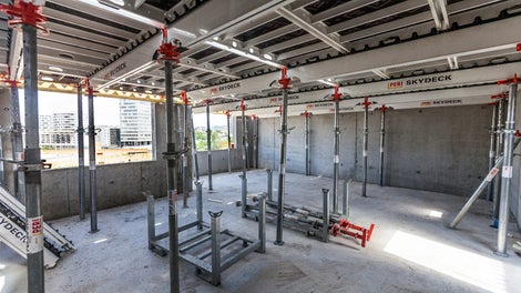 Systém SKYDECK je mimoriadne obľúbený, lebo prináša možnosť rýchleho a zároveň bezpečného priebehu debniacich prác.