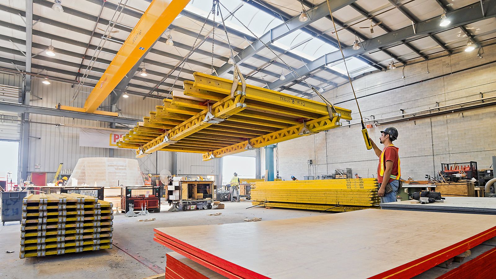 通过专业技术培训的派利模板装配专家在工厂内完成模板的预组装。