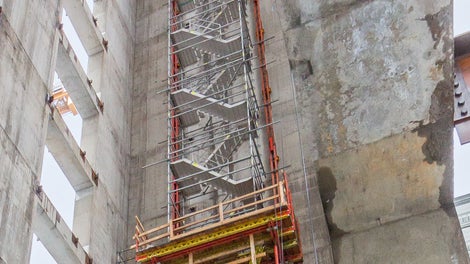 4-geschossiger Treppenturm auf einer Kletterkonsole. Vom Boden unabhängiger Bauwerkszugang während der Rohbauphase.