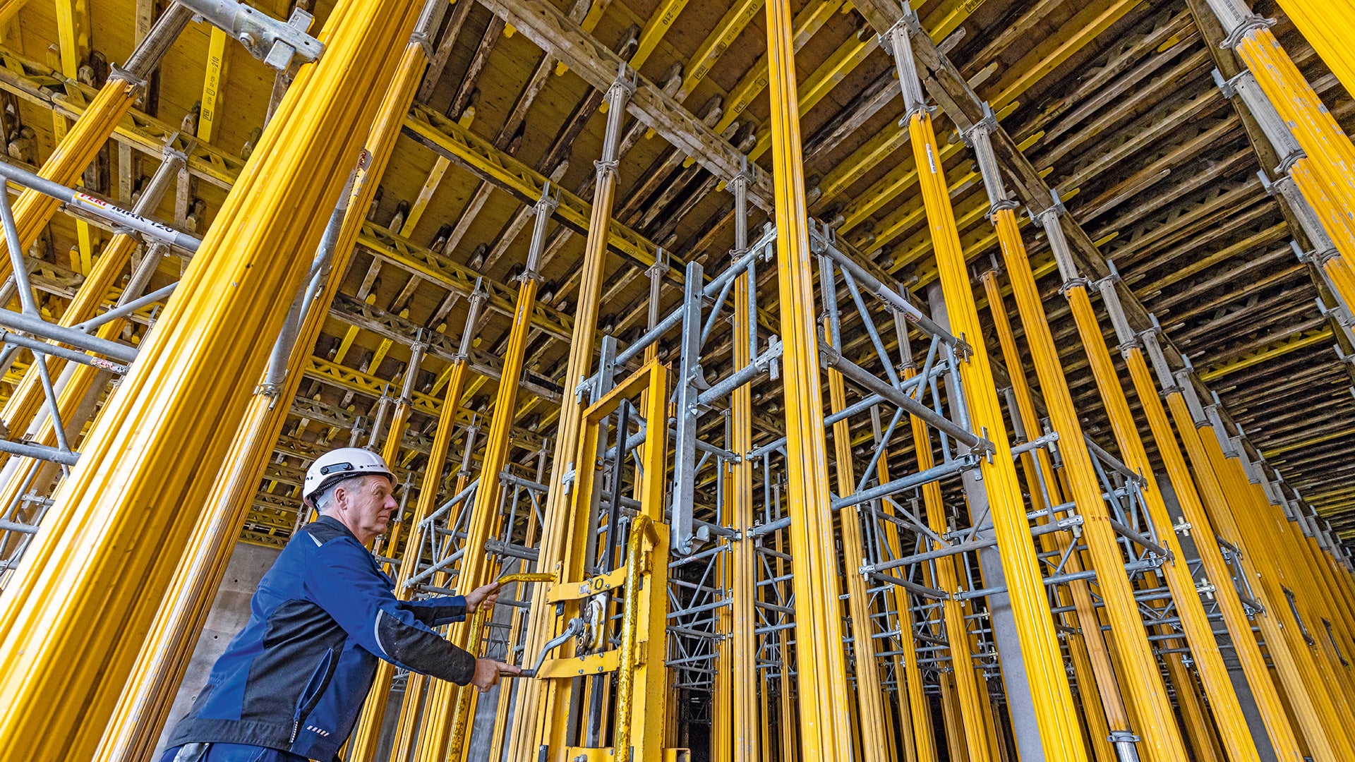 5.500 m² Stahlbetondecke: Insgesamt 900 MULTIPROP Stützen sorgten für eine sichere Lastableitung.