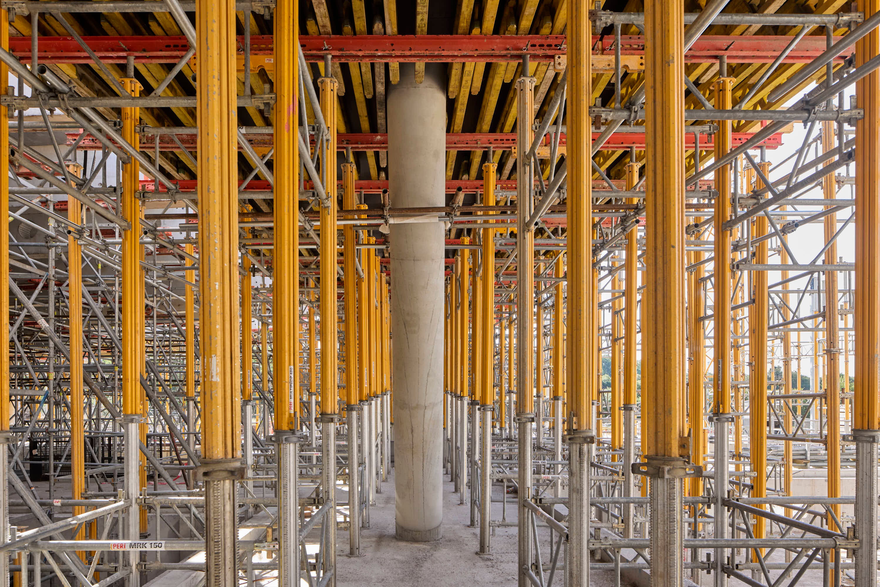 PERI UP, MULTIPROP en VARIOKIT worden gecombineerd om de complexe constructie veilig te ondersteunen. De configuratie is afgestemd op de specifieke belastingen en hoogteverschillen van het project.