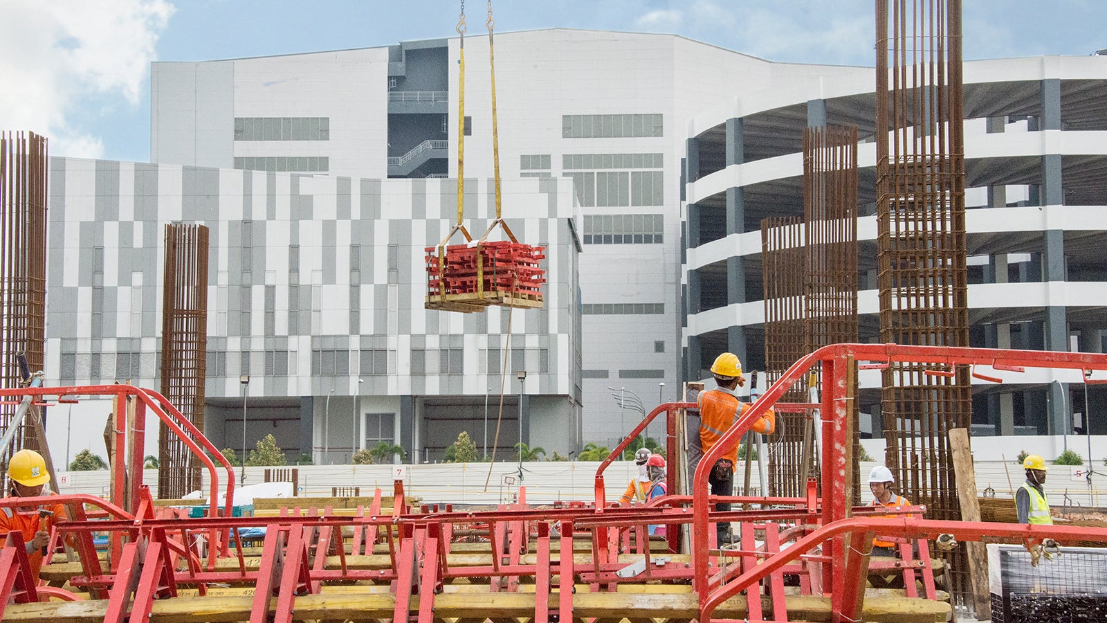 A good example of lifting PERI materials is by using nylon belt so as to prevent any minor dent to the materials.