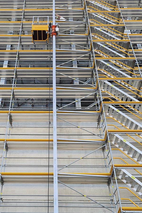 The STS 300 Scaffold Transport System grows from one lift to another and helps with assembly and transport. It will also be in action at bauma.