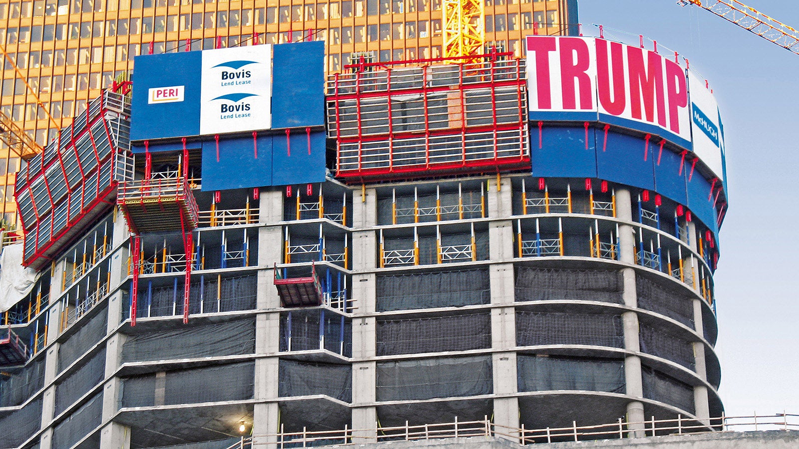 The RCS climbing protection panel secured site personnel against falling at all times and also provided reliable protection against strong winds at great heights.