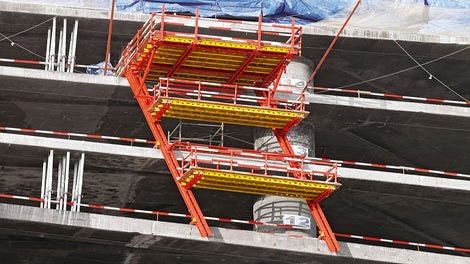 Even the landing platforms are rail-climbed – and without any crane support due to the use of the mobile RCS climbing hydraulics.