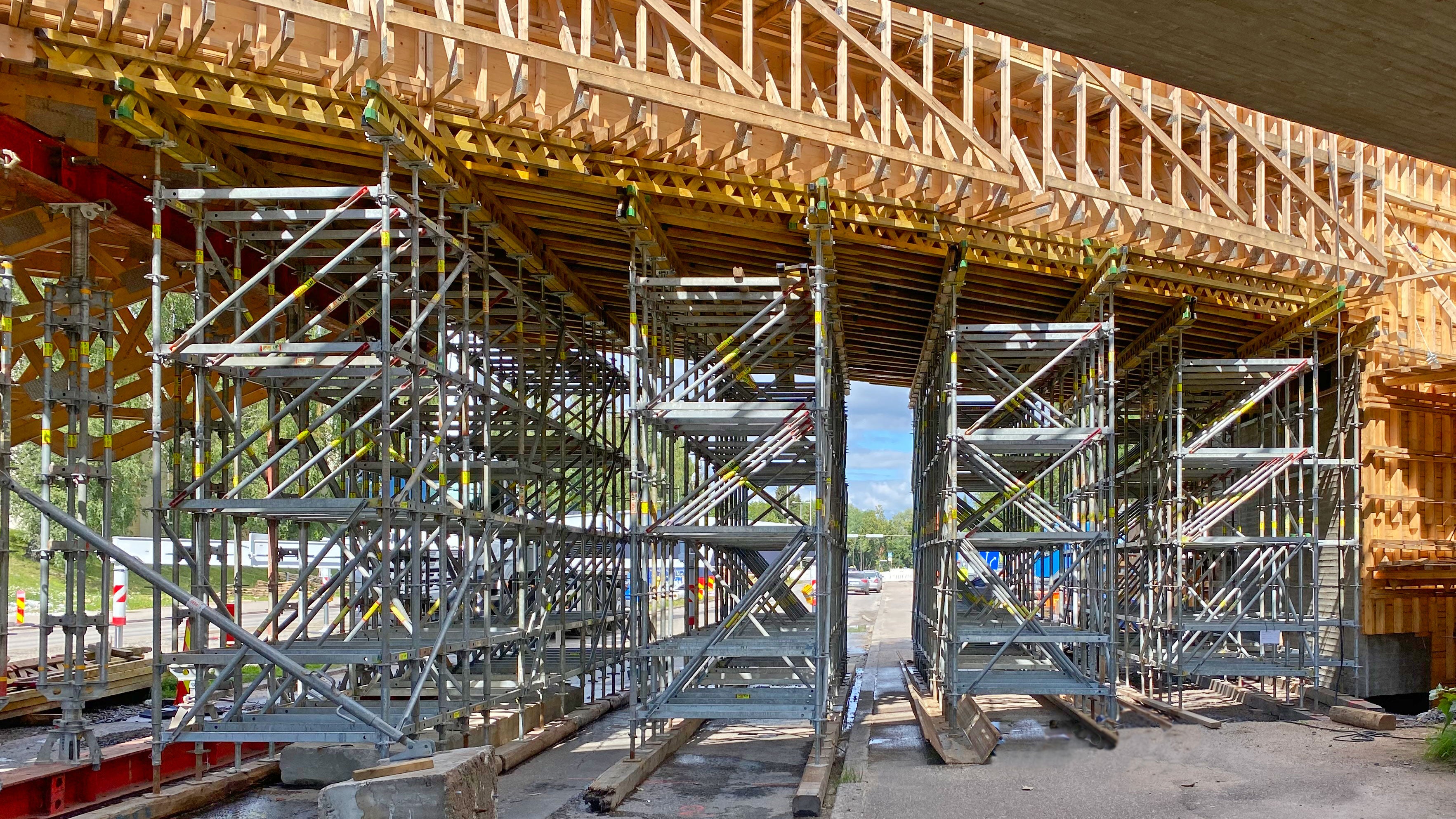 PERI UP Flex - tuentatelineet sillan kannen puuristikkorakenteiden tuennassa.