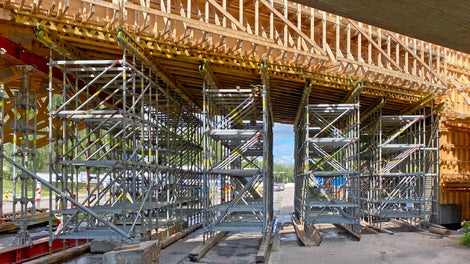 PERI UP Flex - tuentatelineet sillan kannen puuristikkorakenteiden tuennassa.