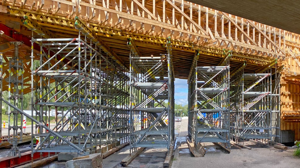 PERI UP Flex - tuentatelineet sillan kannen puuristikkorakenteiden tuennassa.