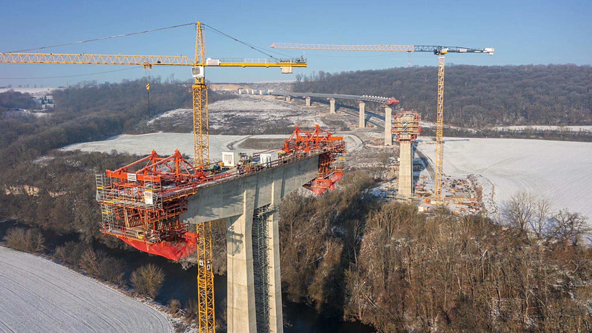 Die vollintegrierte Hydraulik zum Verfahren und Ausrichten der Schalung des VARIOKIT Freivorbaugerät ermöglicht eine komfortable Bedienung und schnelles Arbeiten.