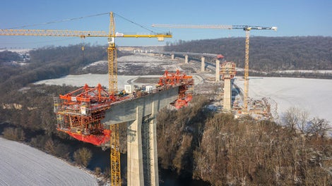 Die vollintegrierte Hydraulik zum Verfahren und Ausrichten der Schalung des VARIOKIT Freivorbaugerät ermöglicht eine komfortable Bedienung und schnelles Arbeiten.