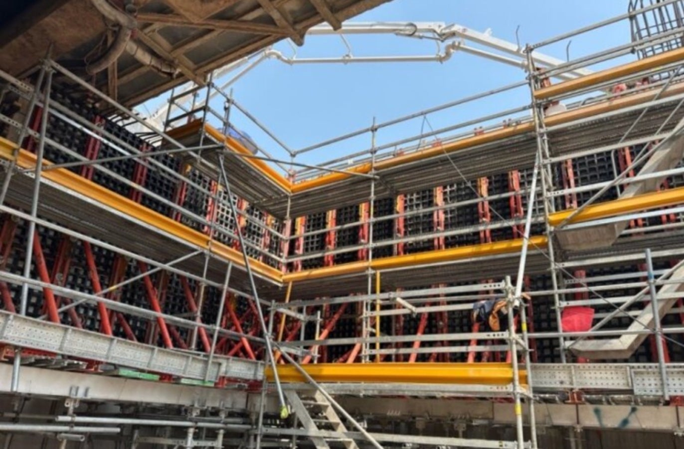 客戶結合使用 DUO 與 PERI UP，於施工各階段提供高效的牆身建造方案，並整合安全可靠的作業通道。