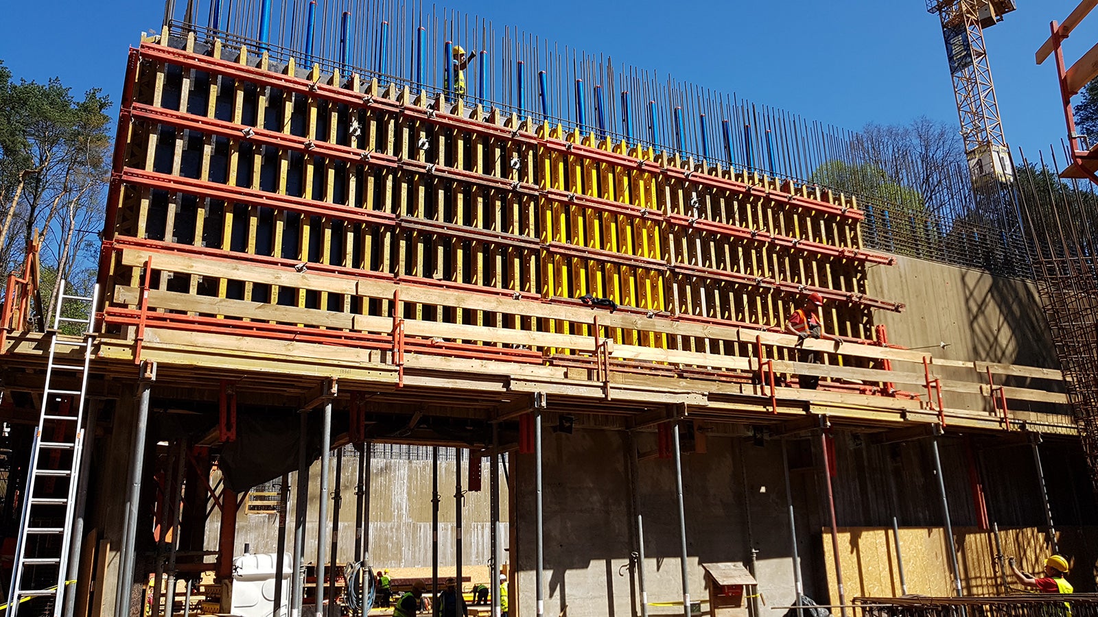 Deskowanie ścienne VARIO GT 24 podczas wykonywania drugiego etapu ścian Hali Wystawy. Na deskowanie nabite deski sosnowe o szer. 20 cm dla uzyskania pożądanego efektu.<br/>