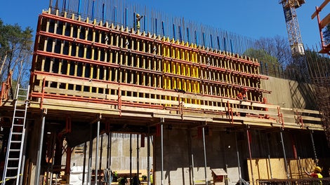 Deskowanie ścienne VARIO GT 24 podczas wykonywania drugiego etapu ścian Hali Wystawy. Na deskowanie nabite deski sosnowe o szer. 20 cm dla uzyskania pożądanego efektu.<br/>