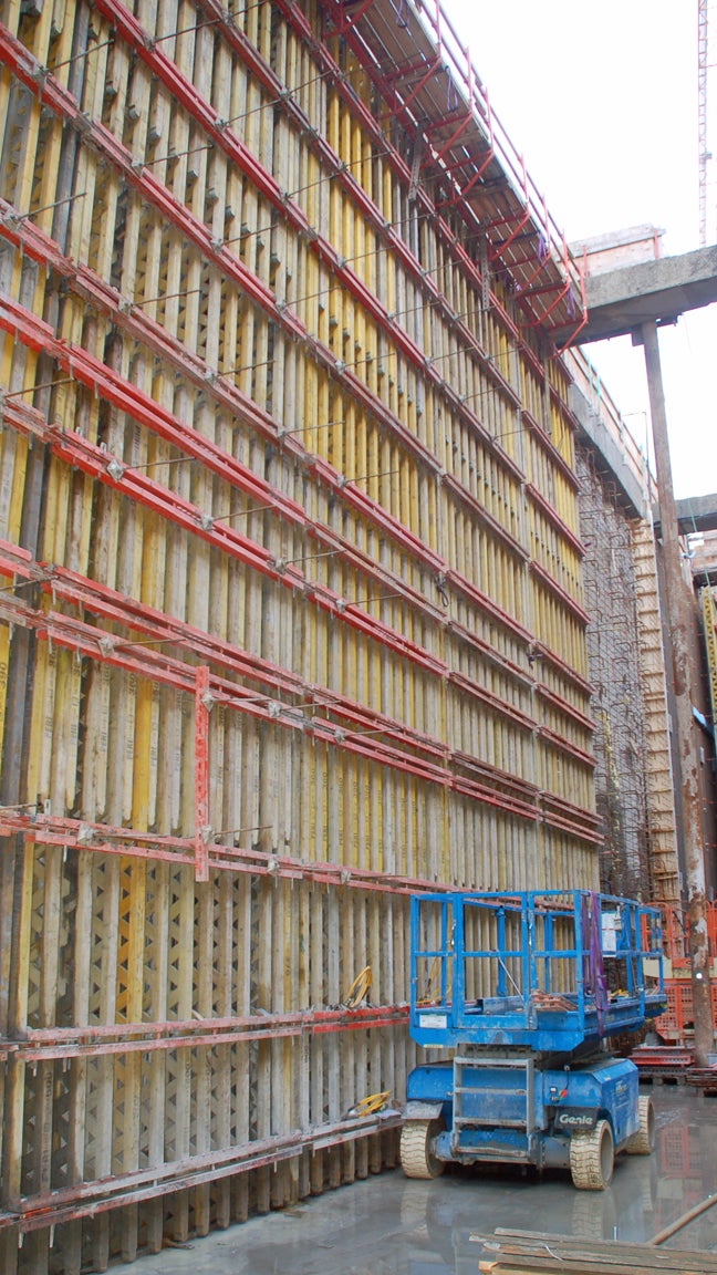 10 m VARIO forme hvor ankerstavene er støt ind i sekantpælene