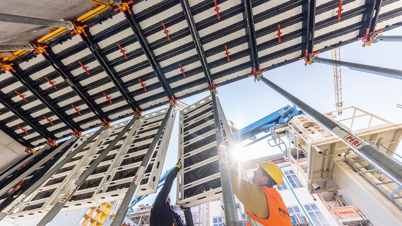 The SKYMAX construction kit principle with panels made of aluminium and polymer achieves a very high level of technical and economic flexibility. The lightweight polymer panels with a particularly durable formlining represent a sustainable alternative to conventional timber solutions; their use can counteract the extreme developments on the global timber market and the corresponding long delivery times. 